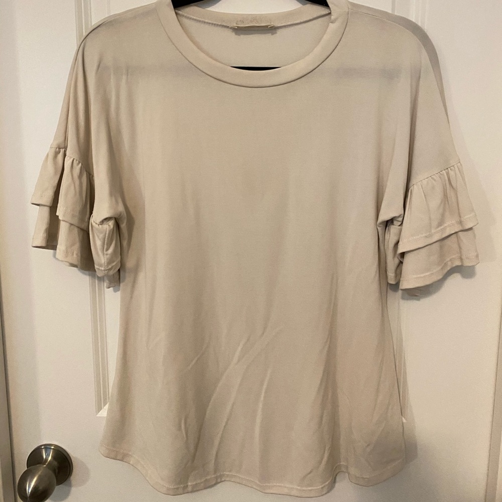 CREAM TOP W RUFFLE SLEEVE